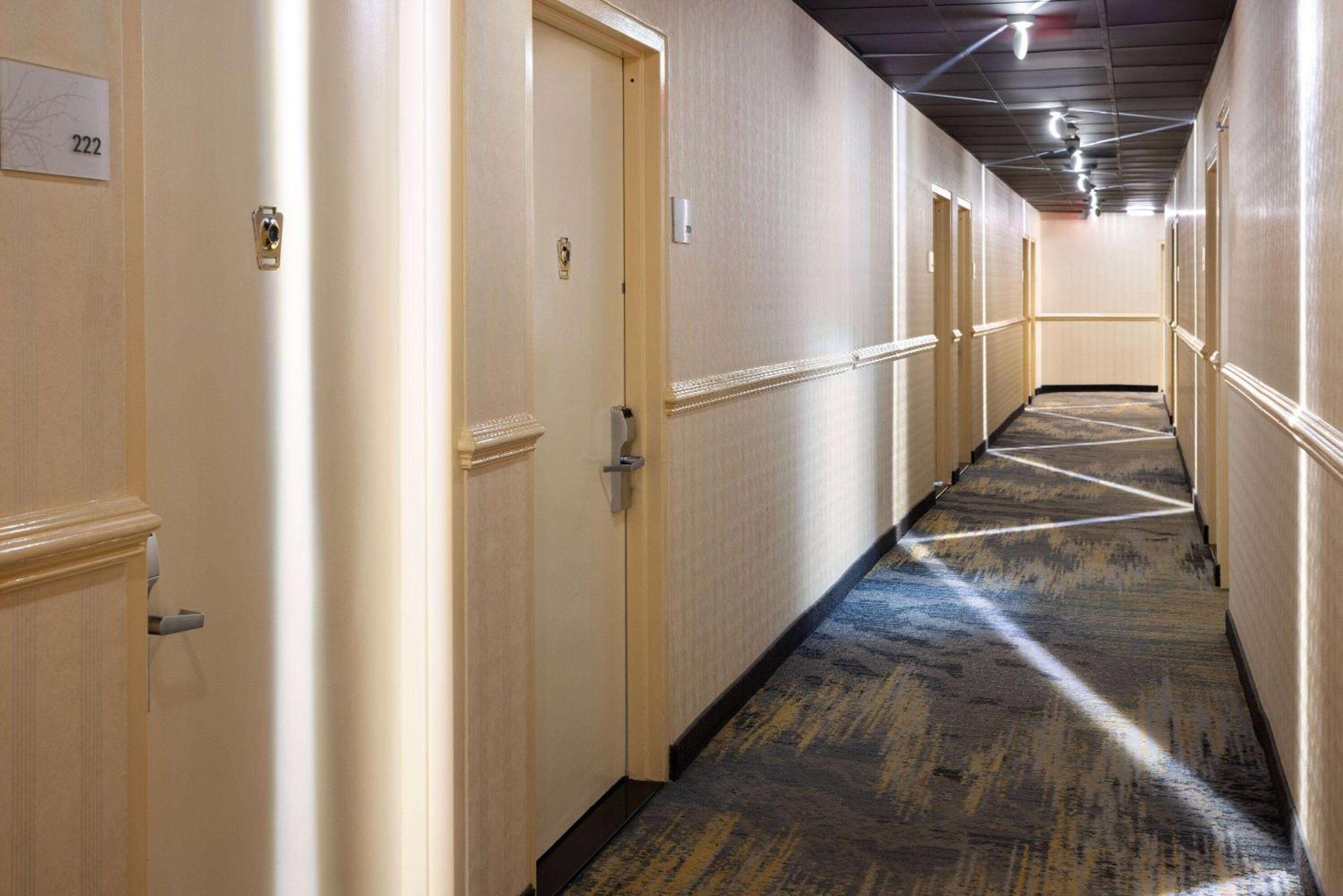 Hotel Ramada By Wyndham Bronx New York Exterior foto